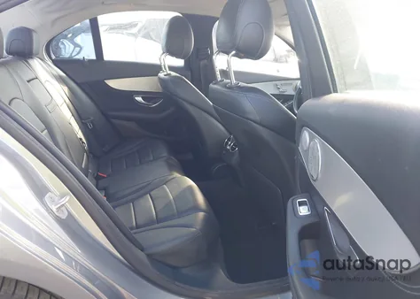 2016 Mercedes-Benz C 300 4Matic z USA, uszkodzony, nr VIN 55SWF4KBXGU127301